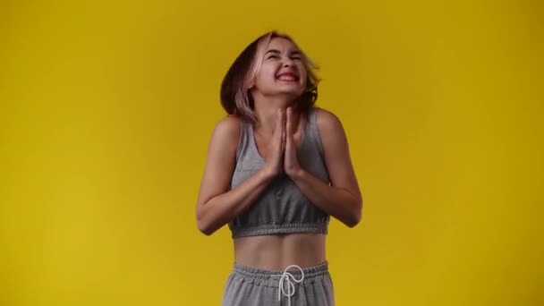 Video Girl Clapping Cunning Facial Expression Yellow Background Concept Emotions — Stock Video