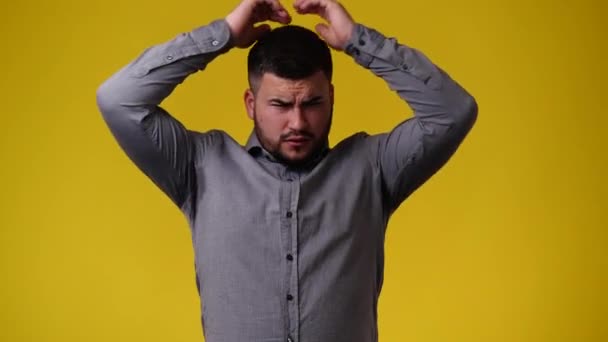 黄色の背景で感情的な男の4Kビデオ 感情の概念 — ストック動画