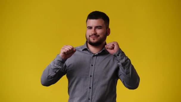 Video One Man Posing Video Yellow Background Concept Emotions — Vídeos de Stock