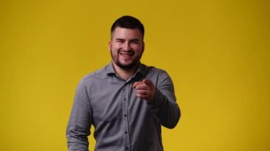 Sarı arka planda duygusal bir adamın 4k videosu. Duyguların kavramı.