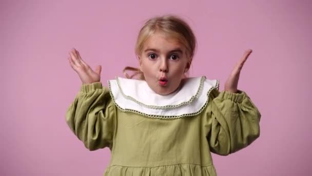 Wideo Jednej Dziewczyny Pokazującej Kciuk Różowym Tle Pojęcie Emocji — Wideo stockowe