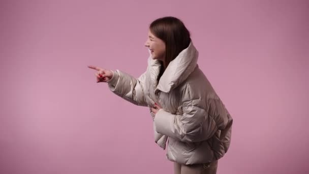 Відео Однієї Дівчини Вказує Ліворуч Рожевий Фон Поняття Емоцій — стокове відео