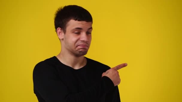 Video Hombre Con Expresión Facial Positiva Mostrando Derecha Concepto Emoción — Vídeos de Stock