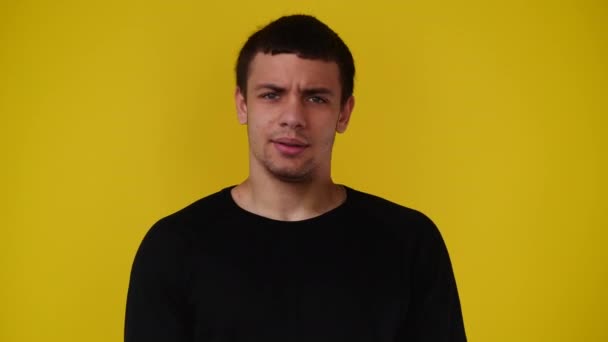 Video Von Leeren Emotionen Eines Mannes Auf Gelbem Hintergrund Konzept — Stockvideo