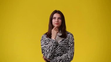 Bir kızın mavi arkaplanı işaret ettiği 4K video. Fikirleri olan kız kavramı..