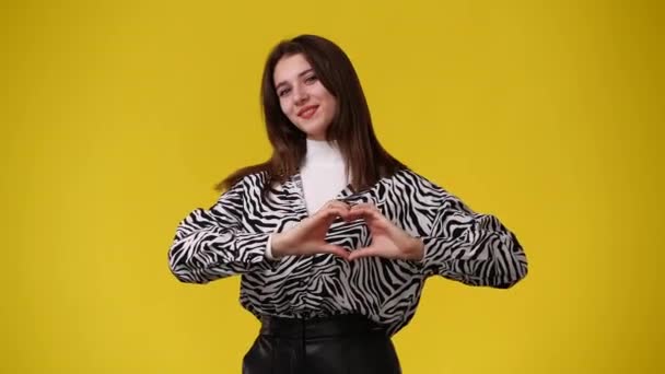 Video Fata Face Forma Inimii Mâinile Spate Galben Conceptul Emoție — Videoclip de stoc