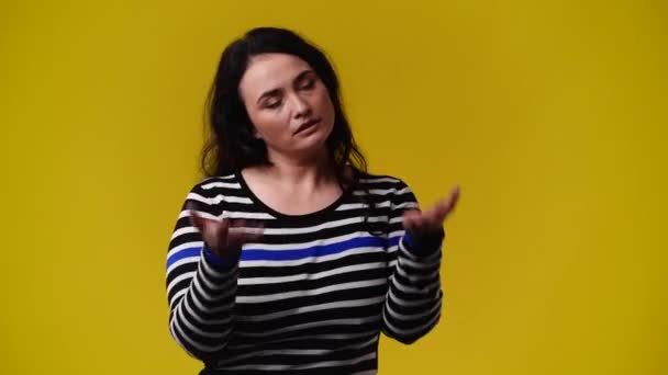 Vídeo Uma Garota Posando Para Vídeo Fundo Amarelo Conceito Emoções — Vídeo de Stock