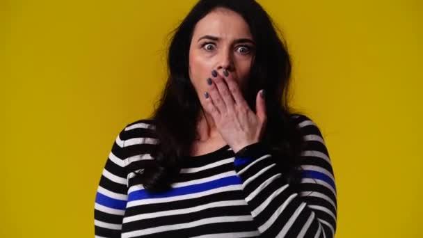 4Kビデオの1人の女の子が黄色の背景であくびをしています — ストック動画
