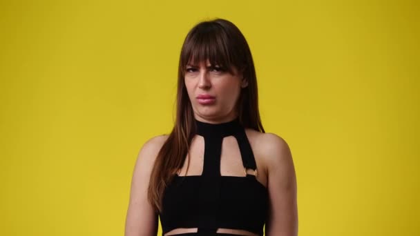 Sarı Arka Plandaki Bir Şeye Negatif Tepki Veren Bir Kadının — Stok video