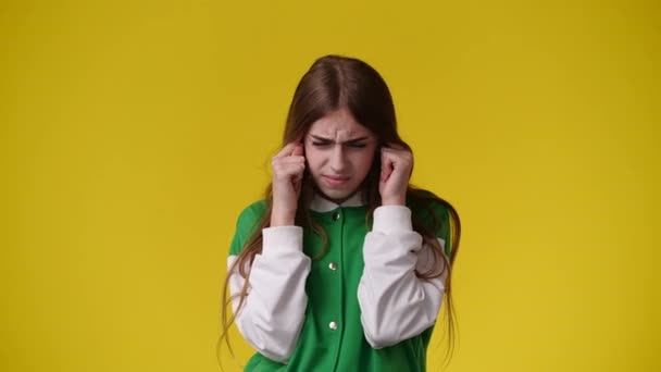 Sarı Arka Planda Bir Şey Hatırlayamayan Bir Kızın Videosu Duyguların — Stok video