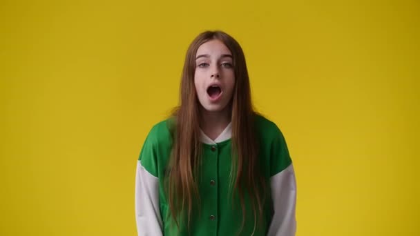 Video Una Chica Que Emocionalmente Regocija Sobre Fondo Amarillo Concepto — Vídeo de stock