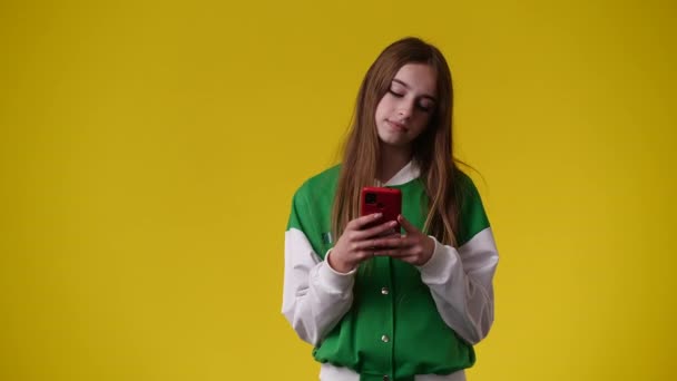 4K视频 一个女孩在通过黄色背景的电话交谈时拒绝了什么 情绪的概念 — 图库视频影像