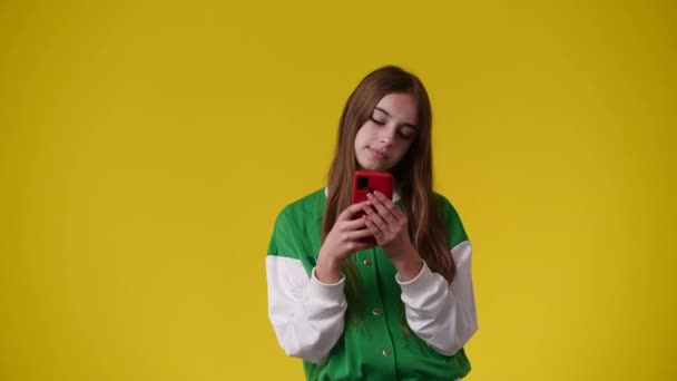 Vídeo Uma Garota Que Gosta Uma Mensagem Seu Telefone Sobre — Vídeo de Stock