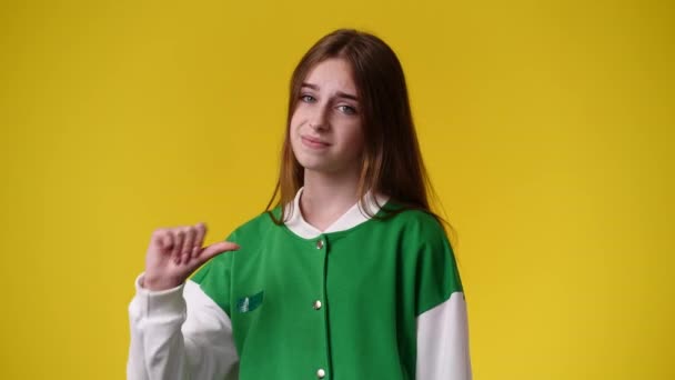Βίντεο Αργής Κίνησης Ενός Κοριτσιού Αρνητική Έκφραση Προσώπου Που Δείχνει — Αρχείο Βίντεο