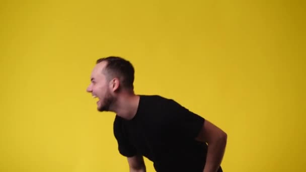 Video Jednoho Muže Který Směje Přes Žluté Pozadí Pojetí Emocí — Stock video