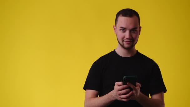 Video Van Een Man Zien Aan Linkerkant Gele Achtergrond Concept — Stockvideo