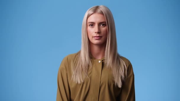 Video Einer Frau Die Zustimmt Und Seinen Kopf Über Blauen — Stockvideo