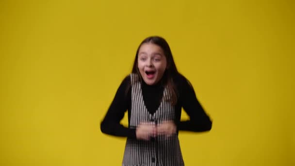 Video Una Joven Que Emocionalmente Regocija Aplaude Sobre Fondo Amarillo — Vídeos de Stock