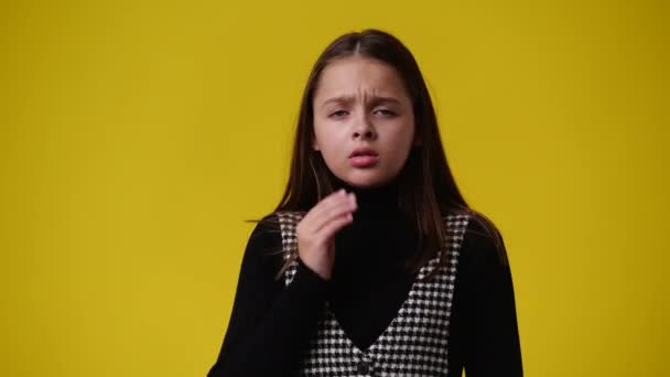 黄色い背景で歯痛を患っている1人の少女の4Kビデオ 感情の概念 — ストック動画