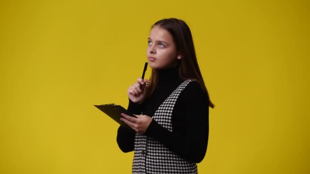 Video Van Een Jong Meisje Die Denkt Merkt Iets Met — Stockvideo