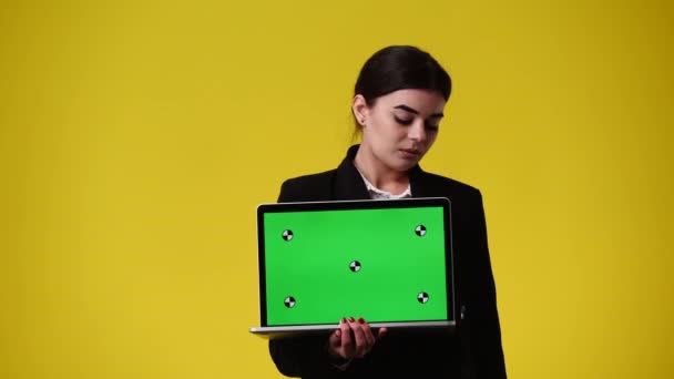 Video Van Een Meisje Die Met Een Laptop Duim Omhoog — Stockvideo