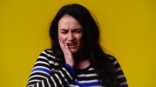 Video Una Mujer Que Sufre Dolor Muelas Sobre Fondo Amarillo — Vídeo de stock