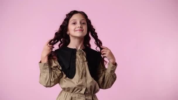 Wideo Jednej Dziewczyny Która Pozowała Różowym Tle Pojęcie Emocji — Wideo stockowe