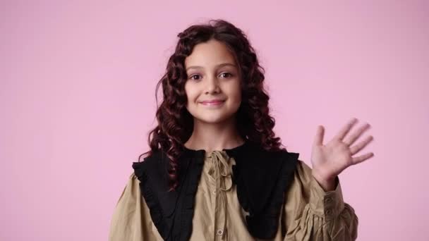 Βίντεο Από Ένα Κορίτσι Λέει Γεια Κάποιον Πάνω Από Ροζ — Αρχείο Βίντεο