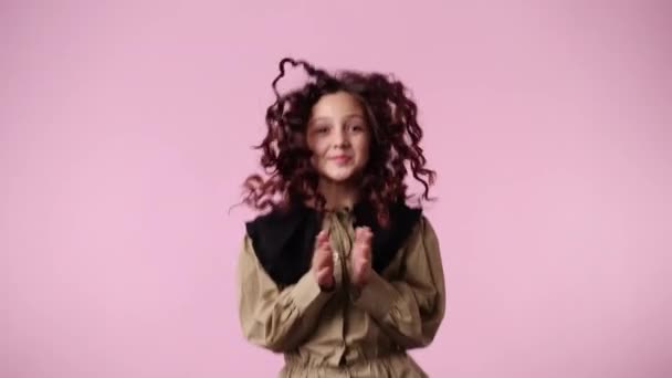 Lassított Felvétel Egy Lányról Aki Tapsol Rózsaszín Háttér Felett Mosolyog — Stock videók
