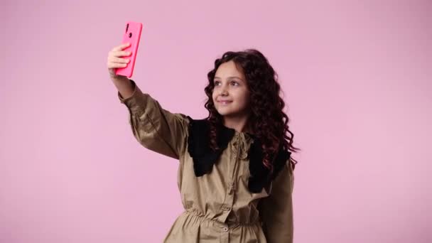 Pembe Arka Planda Selfie Yapan Bir Kızın Videosu Duyguların Kavramı — Stok video