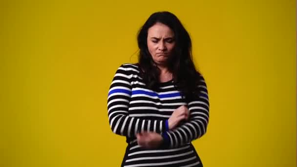 Video Van Een Vrouw Die Kruist Zijn Armen Wordt Boos — Stockvideo