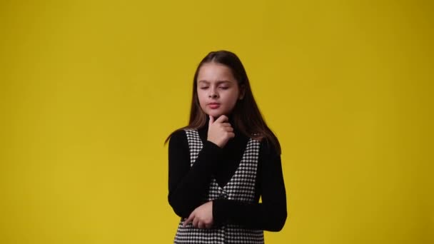 Βίντεο Από Ένα Νεαρό Κορίτσι Σχεδιάζει Κάτι Και Δείχνει Προς — Αρχείο Βίντεο