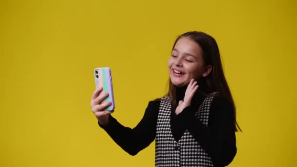 Відео Однієї Молодої Дівчини Яка Емоційно Розповідає Щось Над Відео — стокове відео