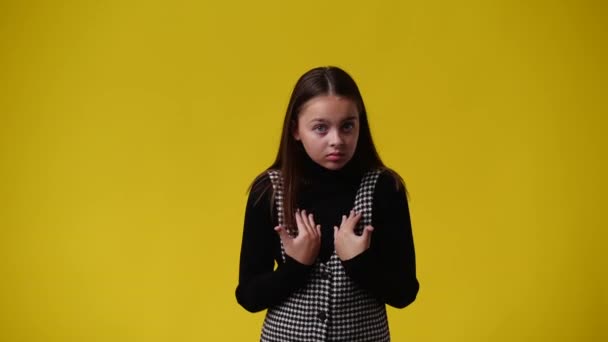 一个年轻女孩的4K视频对黄色背景有负面反应 情绪的概念 — 图库视频影像