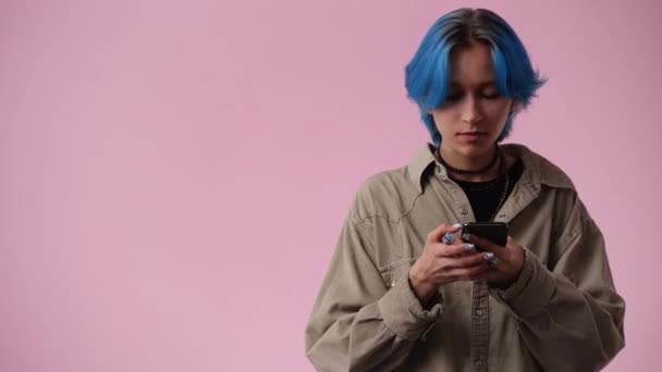 Video Una Chica Mostrando Izquierda Sobre Fondo Rosa Concepto Emociones — Vídeos de Stock
