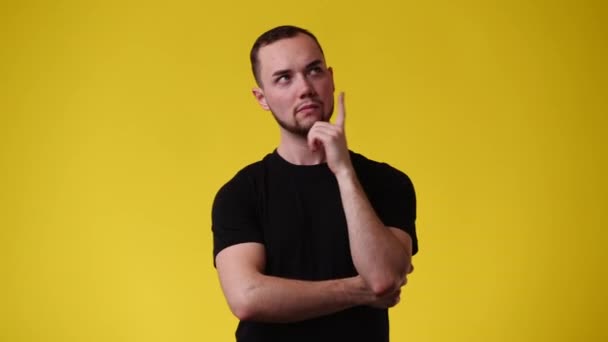 Video Hombre Duda Pensando Algo Sobre Fondo Amarillo Concepto Emociones — Vídeo de stock