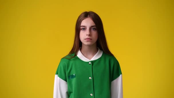 Zeitlupenvideo Eines Mädchens Das Jemanden Mit Negativem Gesichtsausdruck Auf Gelbem — Stockvideo