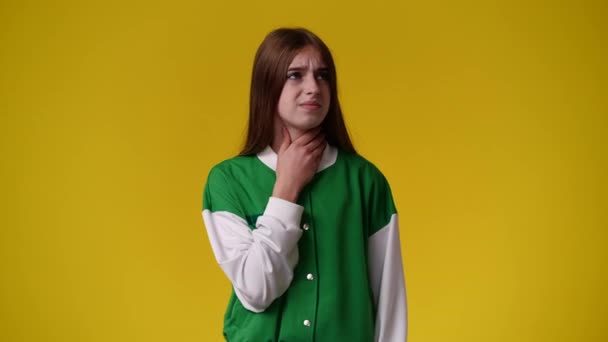 Video Eines Mädchens Das Halsschmerzen Und Husten Auf Gelbem Hintergrund — Stockvideo