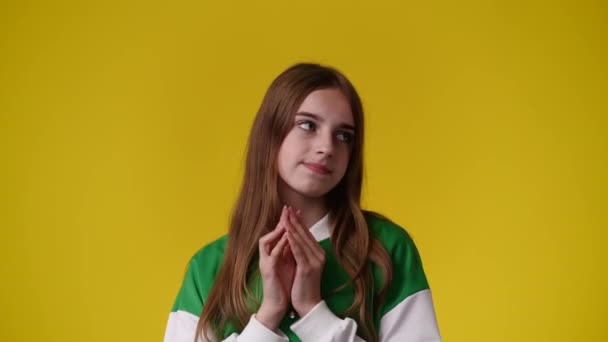 Wideo Jednej Dziewczyny Planuje Coś Grając Rękami Żółtym Tle Pojęcie — Wideo stockowe