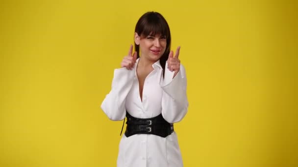 Wideo Jednej Kobiety Pokazuje Kciuki Góry Chwali Żółtym Tle Pojęcie — Wideo stockowe