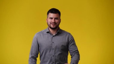 Sarı arka planda duygusal bir adamın 4k videosu. Duyguların kavramı.