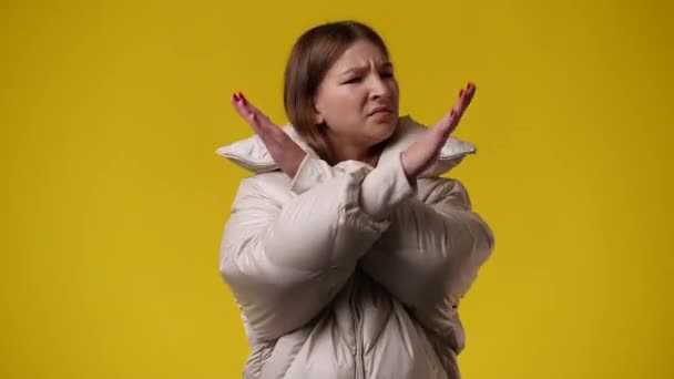 Wideo Jednej Dziewczyny Skrzyżowanymi Rękami Żółtym Tle Pojęcie Negatywnych Emocji — Wideo stockowe