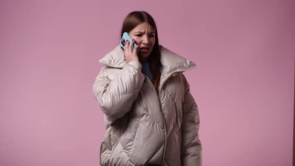 Video Jedné Dívky Pomocí Telefonu Přes Růžové Pozadí Pojetí Emocí — Stock video