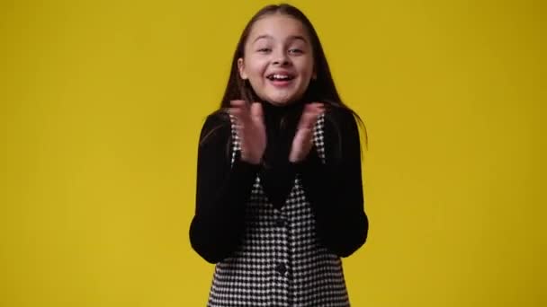 Βίντεο Του Κοριτσιού Παλαμάκια Χέρια Της Στο Κίτρινο Backround Concept — Αρχείο Βίντεο
