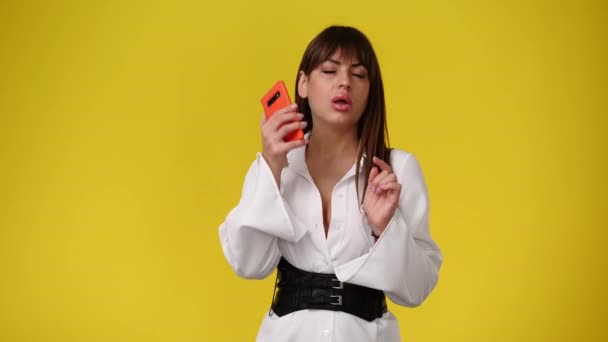 Video Einer Frau Die Süffisant Auf Gelbem Hintergrund Telefoniert Konzept — Stockvideo