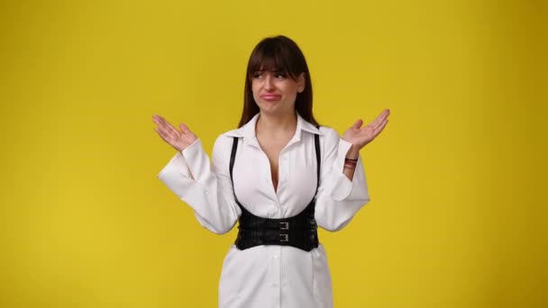 Sarı Arka Planda Hala Kafası Karışık Bir Kadının Videosu Duyguların — Stok video