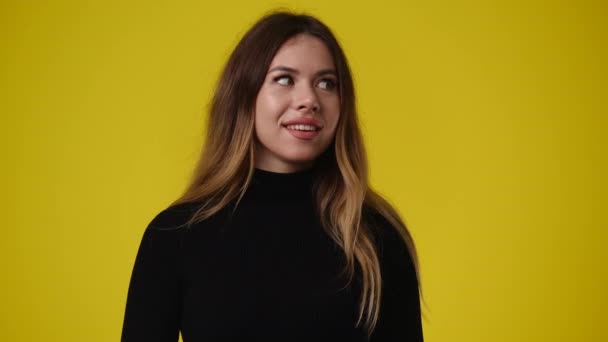 Vídeo Uma Menina Mostrando Sinal Silêncio Fundo Amarelo Conceito Emoções — Vídeo de Stock
