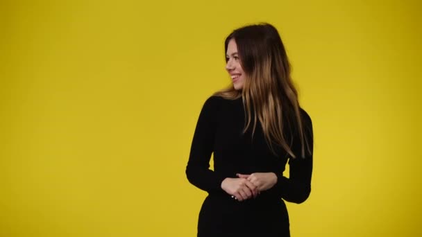 Vídeo Uma Garota Apontando Para Esquerda Mostrando Polegar Fundo Amarelo — Vídeo de Stock