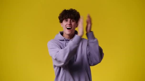 黄色の背景に男を拍手の4Kビデオ 感情の概念 — ストック動画