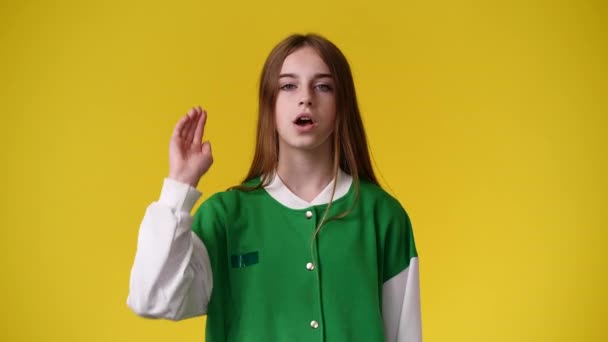 Video Von Einem Mädchen Das Stoppschild Auf Gelbem Hintergrund Zeigt — Stockvideo